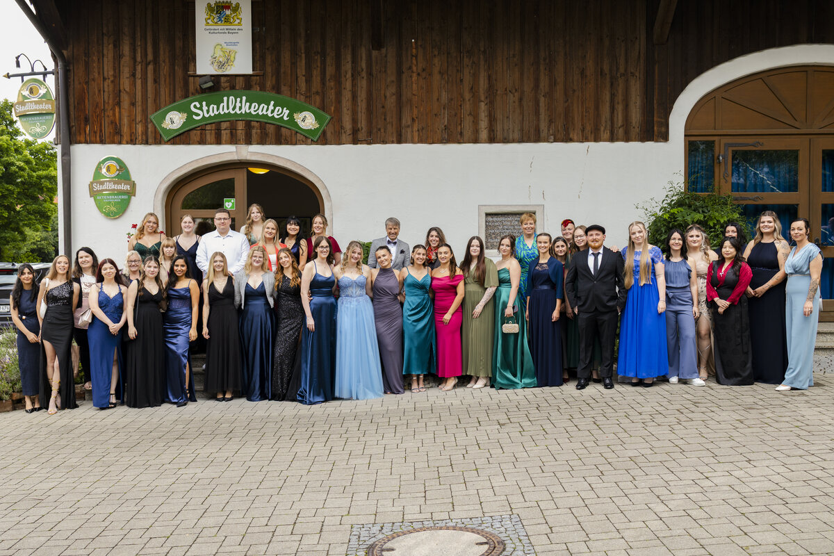 Die erfolgreichen Absolvent:innen der Berufsfachschule für Pflege Kaufbeuren  | © Kliniken Ostallgäu-Kaufbeuren