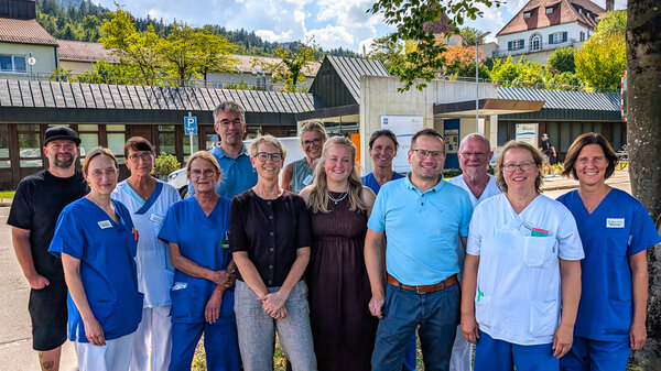 Pflegedirektor der Kliniken Ostallgäu-Kaufbeuren, Axel Wagner (4.v.r.) und Pflegedienstleiterin der Klinik Füssen, Sabine Stauber (6. v.l.) mit Beschäftigten der Klinik Füssen. | © Dominique Roth | Kliniken Ostallgäu-Kaufbeuren